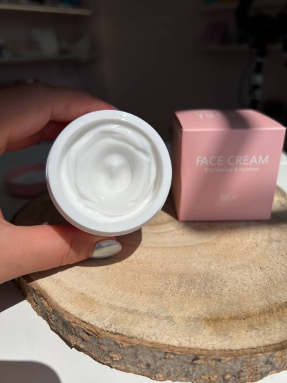 YU.R Me Krem rozświetlająco-odżywczy Brightening & Nutritive Face Cream 50 ml