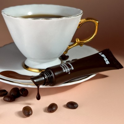 LiPSS Coffee Lip Gloss – pielęgnujący błyszczyk do ust z ceramidami i peptydami (1).jpg
